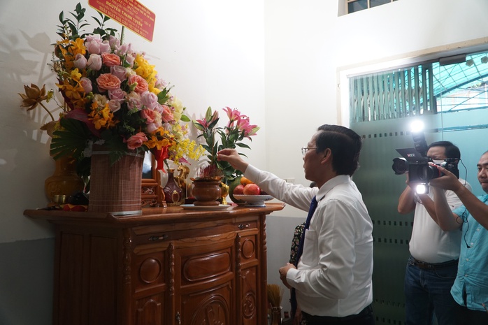 Chủ tịch UBND TP HCM Phan Văn Mãi thăm nhà giáo lão thành - Ảnh 1.