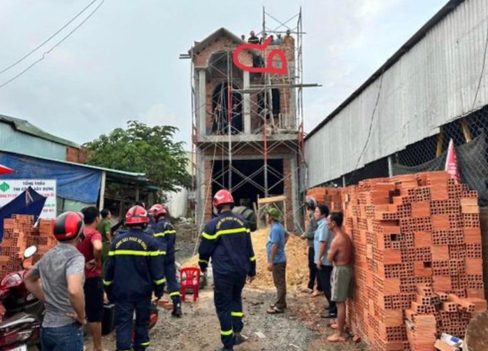 Cắt bê tông, giải cứu công nhân bị treo lơ lửng vì sập giàn giáo - Ảnh 1.