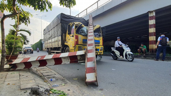 Xe tải tông sập thanh giới hạn chiều cao  khu vực cầu Nước Lên - Ảnh 1.