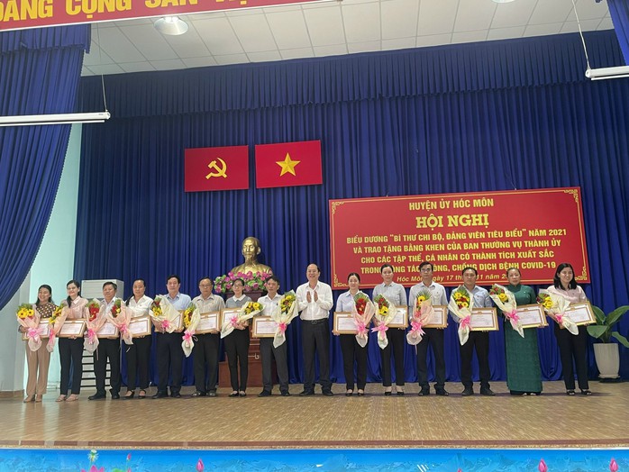 Tuyên dương 73 bí thư chi bộ, đảng viên tiêu biểu trong phòng chống COVID-19 - Ảnh 2.