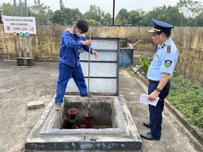 Kiểm tra thực tế lượng xăng, dầu trong các bể chứa tại cửa hàng bán lẻ Bộ Tài chính báo cáo Chính phủ về dự trữ xăng dầu (Ảnh minh hoạ)