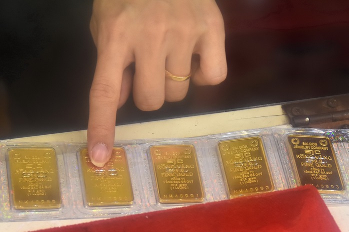 Giá vàng hôm nay 18-11: Vàng SJC giữ giá cao dù thế giới giảm mạnh  - Ảnh 1.