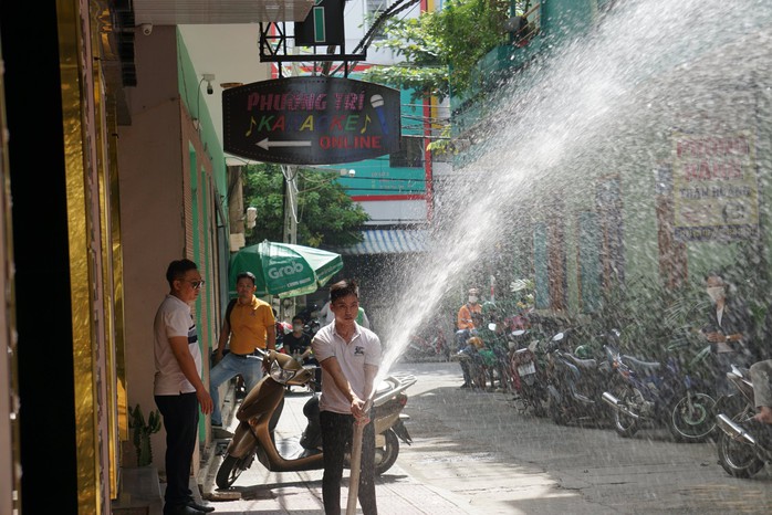 Đà Nẵng: Đình chỉ hàng loạt cơ sở kinh doanh vì không bảo đảm PCCC - Ảnh 1.