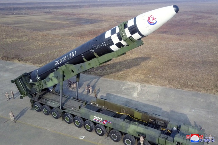 Vén màn “tên lửa quái vật” mới của Triều Tiên - Ảnh 1.