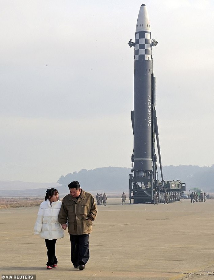 Cận cảnh con gái lãnh đạo Triều Tiên hào hứng xem phóng tên lửa - Ảnh 2.