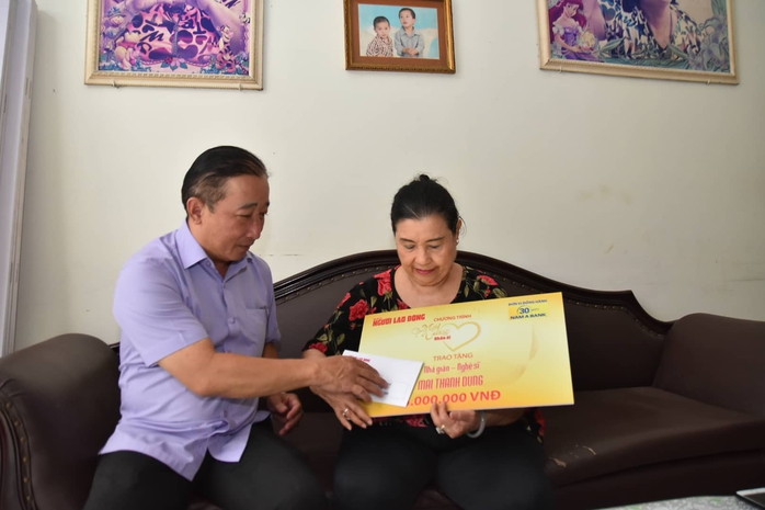 Mai Vàng nhân ái thăm nhà giáo – nghệ sĩ Mai Thanh Dung, nhà nghiên cứu di sản Lê Tú Cẩm - Ảnh 1.
