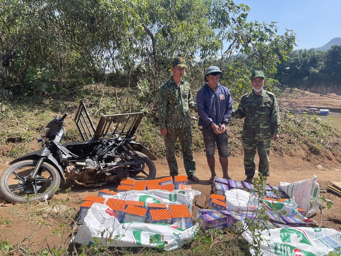 Mật phục, bắt giữ thanh niên làm chuyện phi pháp bên bờ sông Sê Pôn - Ảnh 1.