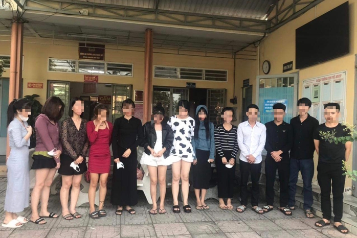 Bí ẩn bên trong quán karaoke treo thông báo tạm ngừng ở TP Thủ Đức - Ảnh 3. Bí ẩn bên trong quán karaoke treo thông báo tạm ngừng ở TP Thủ Đức - Ảnh 3.