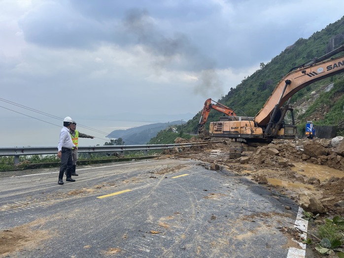 Khắc phục sạt lở trên đường đèo Hải Vân - Ảnh 2.