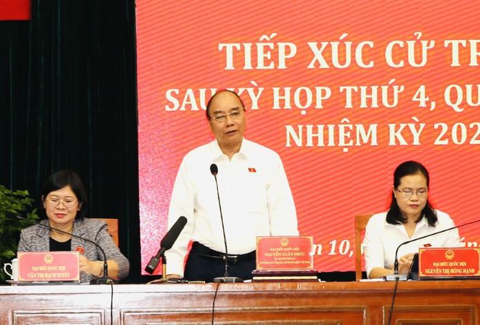 Chủ tịch nước Nguyễn Xuân Phúc đang tiếp xúc cử tri quận 10 - TP HCM - Ảnh 1.