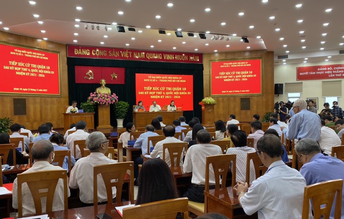 Chủ tịch nước Nguyễn Xuân Phúc đang tiếp xúc cử tri quận 10 - TP HCM - Ảnh 2.