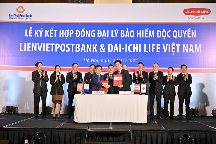 LienVietPostBank và Dai-ichi Life Việt Nam ký hợp đồng độc quyền kinh doanh bảo hiểm liên kết ngân hàng - Ảnh 1. LienVietPostBank và Dai-ichi Life Việt Nam ký hợp đồng độc quyền kinh doanh bảo hiểm liên kết ngân hàng - Ảnh 1.