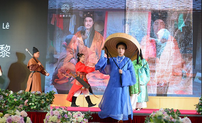 Trình diễn hơn 100 bộ cổ phục trong Ngày Di sản Văn hóa Việt Nam - Ảnh 3.