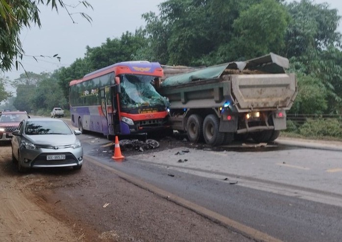 2 người tử vong trong vụ tai nạn liên hoàn giữa xe khách, xe máy và xe tải - Ảnh 1.