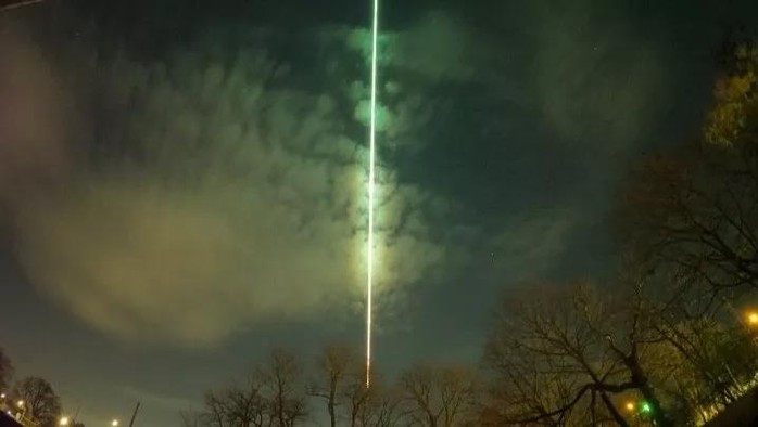 Cầu lửa xanh từ vũ trụ hạ cánh xuống biên giới Mỹ - Canada trong đêm - Ảnh 1.