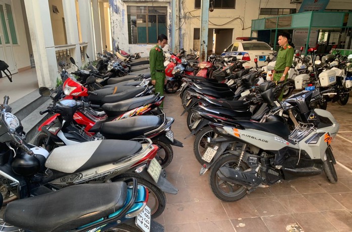 Đà Nẵng: Hàng trăm học sinh bị CSGT tuýt còi vì đi xe máy đến trường - Ảnh 1.