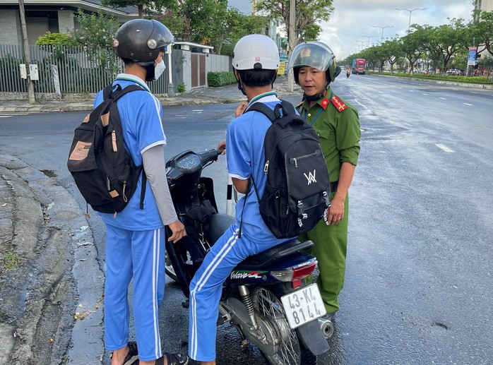 Đà Nẵng: Hàng trăm học sinh bị CSGT tuýt còi vì đi xe máy đến trường - Ảnh 2.