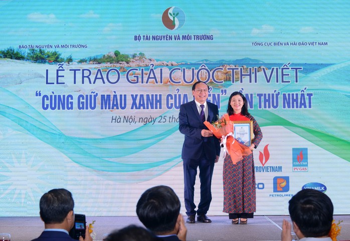 Trao giải cuộc thi viết “Cùng giữ màu xanh của biển” - Ảnh 1.