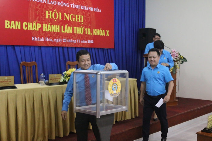 Ông Bùi Hoài Nam được bầu làm chủ tịch LĐLĐ Khánh Hòa - Ảnh 1.