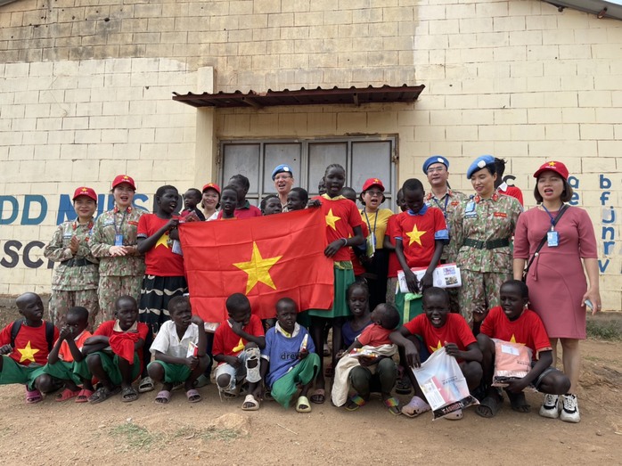 Bệnh viện dã chiến mũ  nồi xanh Việt Nam tặng quà các trường học tại Nam Sudan - Ảnh 9.