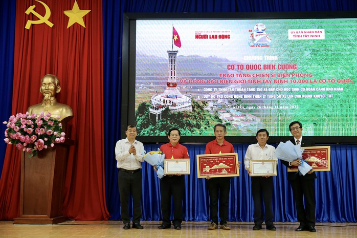 Trao tặng 10.000 lá cờ Tổ quốc cho chiến sĩ biên phòng và đồng bào biên giới Tây Ninh - Ảnh 5.