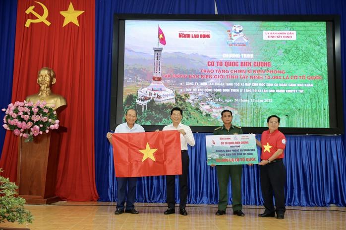 Trao tặng 10.000 lá cờ Tổ quốc cho chiến sĩ biên phòng và đồng bào biên giới Tây Ninh - Ảnh 1.