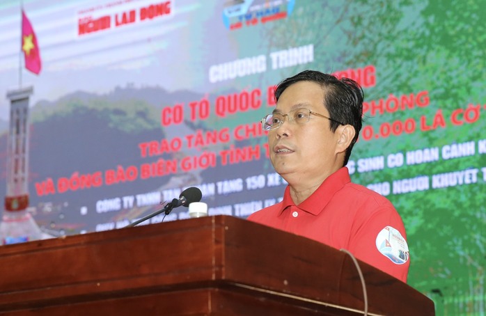 Trao tặng 10.000 lá cờ Tổ quốc cho chiến sĩ biên phòng và đồng bào biên giới Tây Ninh - Ảnh 2.