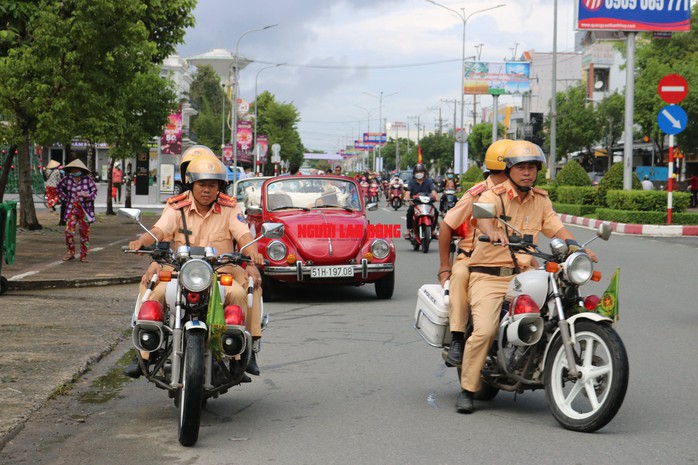 CLIP: Độc đáo dàn xe cổ diễu hành chào mừng ngày hội lớn ở Bạc Liêu - Ảnh 2.