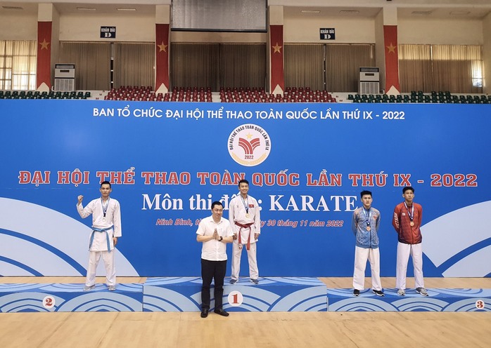 VĐV Nguyễn Thanh Duy mang huy chương vàng về cho karate Bình Dương - Ảnh 1.