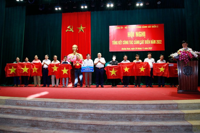 Tặng 1.000 lá cờ Tổ quốc cho ngư dân Quảng Nam - Ảnh 1.