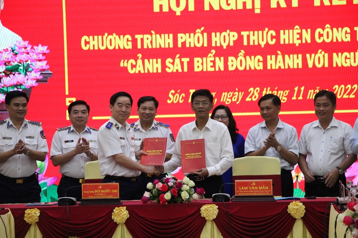 Cảnh sát biển Việt Nam và tỉnh Sóc Trăng ký kết chương trình phối hợp - Ảnh 2.