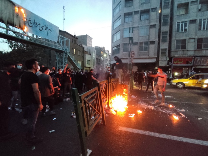 Biểu tình Iran: Tướng quân đội thừa nhận thương vong “khủng” - Ảnh 2. Biểu tình Iran: Tướng quân đội thừa nhận thương vong “khủng” - Ảnh 2.