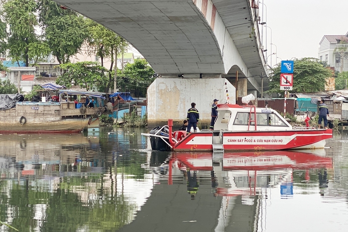 TP HCM: Cảnh sát lặn tìm 1 phụ nữ rơi từ cầu Chánh Hưng - Ảnh 2.