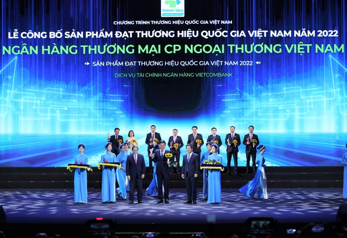 Vietcombank lần thứ 8 liên tiếp đạt Thương hiệu quốc gia Việt Nam - Ảnh 1. Vietcombank lần thứ 8 liên tiếp đạt Thương hiệu quốc gia Việt Nam - Ảnh 1.