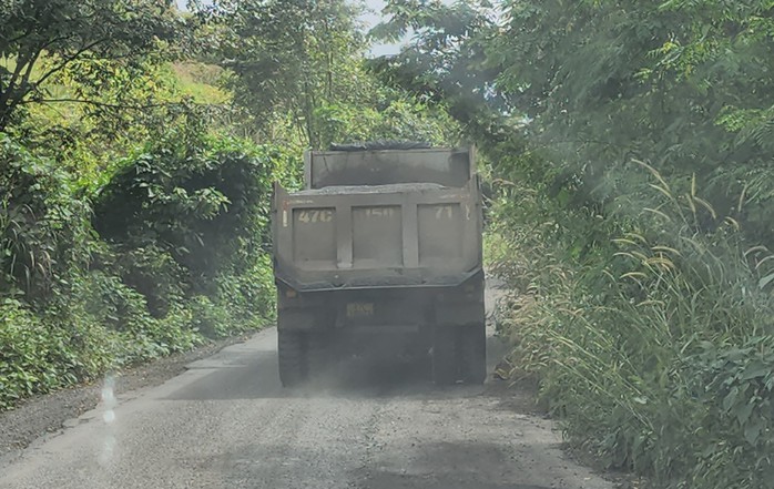 Vụ ngán ngẩm đường vào khu du lịch nổi tiếng Đắk Lắk: Yêu cầu xử lý xe quá tải - Ảnh 3.