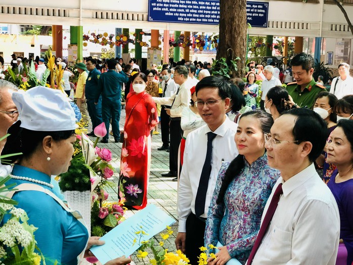 Phó Bí thư Nguyễn Văn Hiếu dự Ngày hội Đại đoàn kết toàn dân tộc, tặng quà cho người nghèo - Ảnh 1.