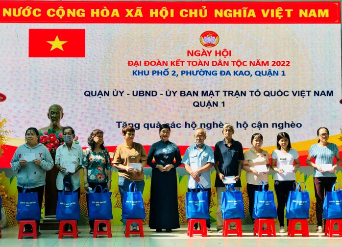 Phó Bí thư Nguyễn Văn Hiếu dự Ngày hội Đại đoàn kết toàn dân tộc, tặng quà cho người nghèo - Ảnh 3.