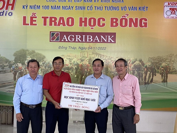 VOH trao học bổng Agribank cho các em học sinh có hoàn cảnh khó khăn - Ảnh 2.