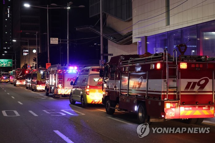 Hàn Quốc: Tàu chở 275 hành khách trật đường ray giữa Seoul - Ảnh 3.