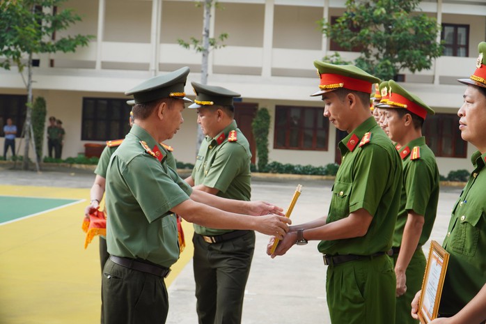 Chủ tịch UBND tỉnh Đồng Nai khen thưởng đột xuất  lực lượng Quả đấm thép 161 - Ảnh 2.