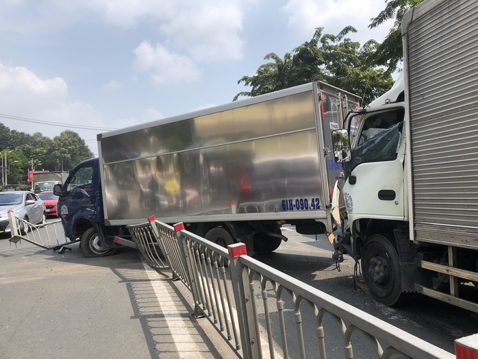 Xe tải lao qua dải phân cách trên đường Hoàng Minh Giám, quận Phú Nhuận - Ảnh 1.
