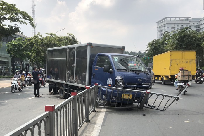 Xe tải lao qua dải phân cách trên đường Hoàng Minh Giám, quận Phú Nhuận - Ảnh 2.