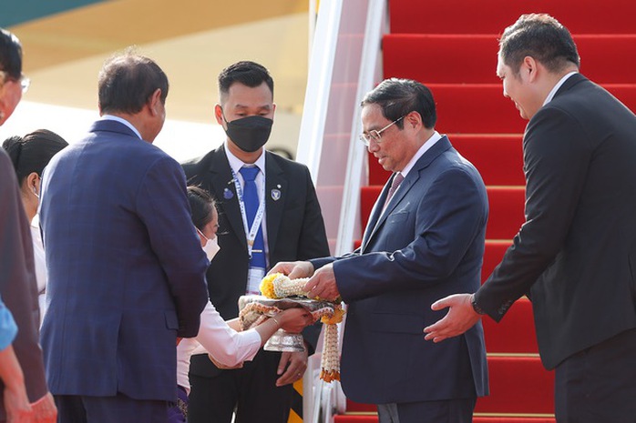 Thủ tướng Phạm Minh Chính tới Thủ đô Phnom Penh, bắt đầu thăm chính thức Campuchia - Ảnh 1.