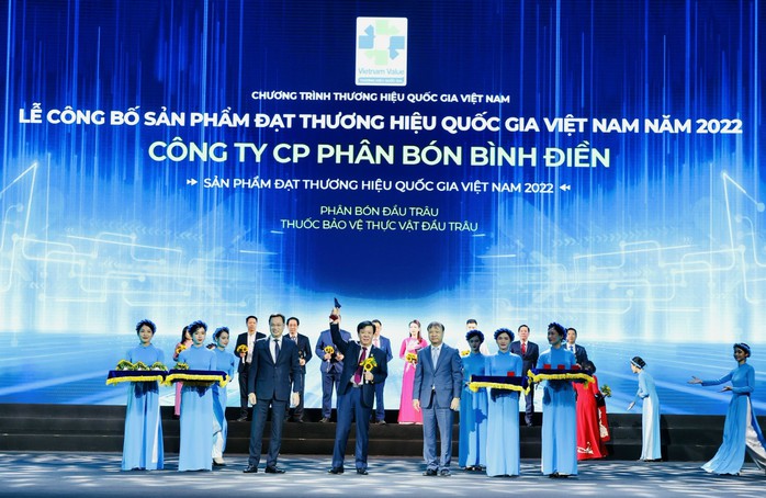 Công ty Cổ phần phân bón Bình Điền được vinh danh Thương hiệu Quốc gia Việt Nam năm 2022 - Ảnh 1. Công ty Cổ phần phân bón Bình Điền được vinh danh Thương hiệu Quốc gia Việt Nam năm 2022 - Ảnh 1.