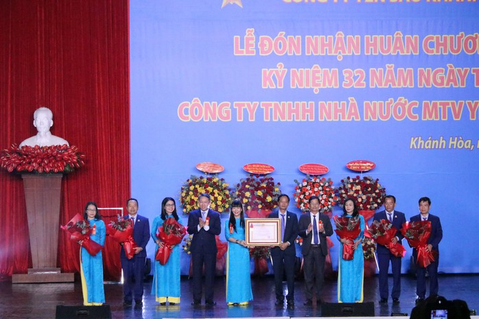 Công ty Yến sào Khánh Hòa: Đón nhận 2 Huân chương Lao động và Cờ thi đua Chính phủ - Ảnh 1.