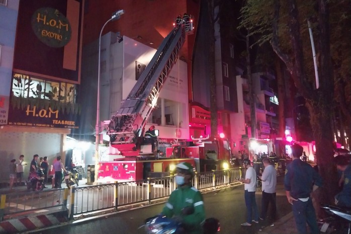 Cháy cửa hàng điện thoại Xiaomi ở quận 1 - Ảnh 1.