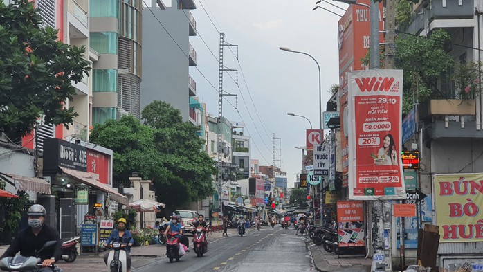 Tai nạn điện trên đường Phan Xích Long (TP HCM): Do vi phạm khoảng cách an toàn lưới điện cao áp - Ảnh 1.