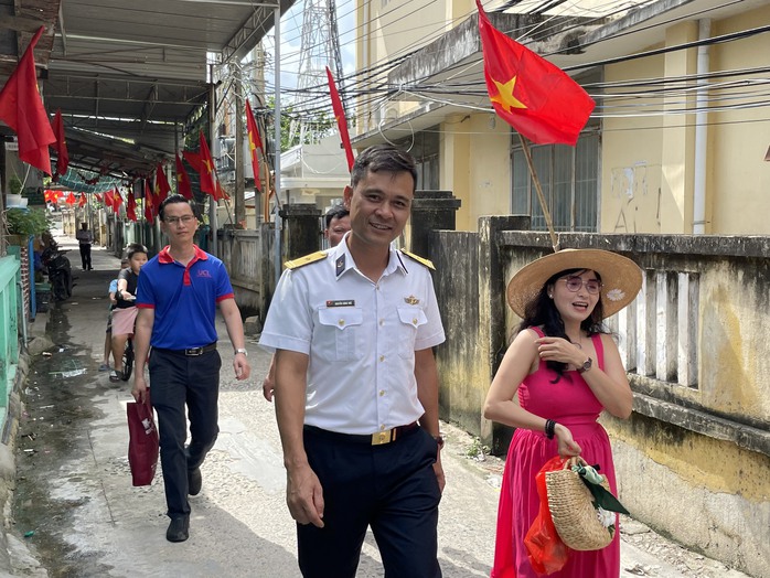 Đường cờ Tổ quốc đỏ thắm xã đảo Cam Bình - Ảnh 8.