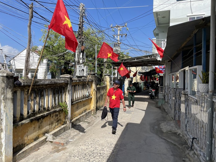 Đường cờ Tổ quốc đỏ thắm xã đảo Cam Bình - Ảnh 9.