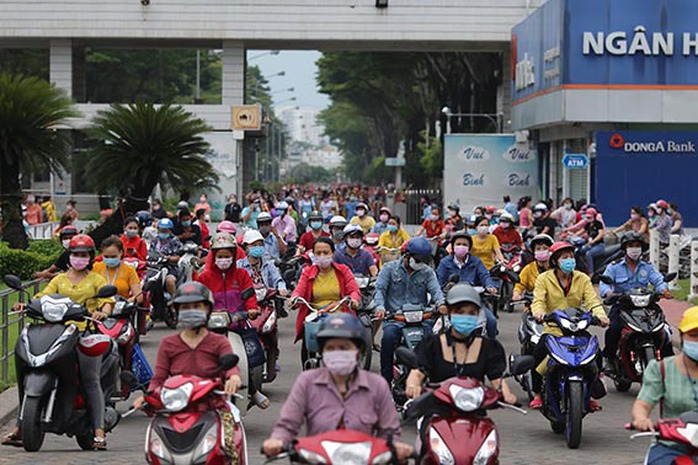 TP HCM lên phương án chăm lo, hỗ trợ người lao động bị cắt giảm tại Công ty PouYuen - Ảnh 1.